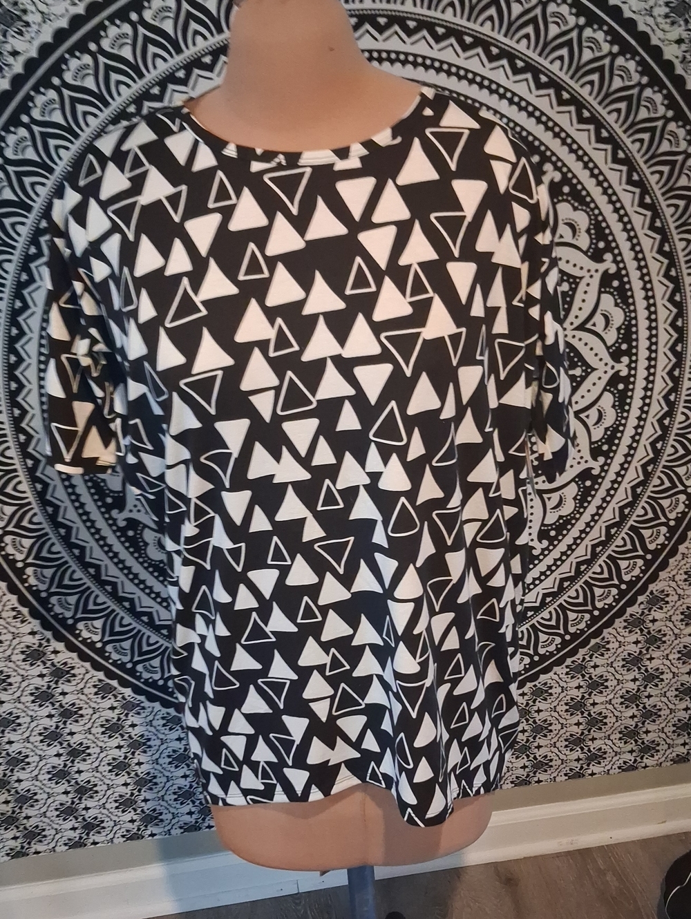 LuLaRoe Black and White Triangle Print Short Sleeve Top